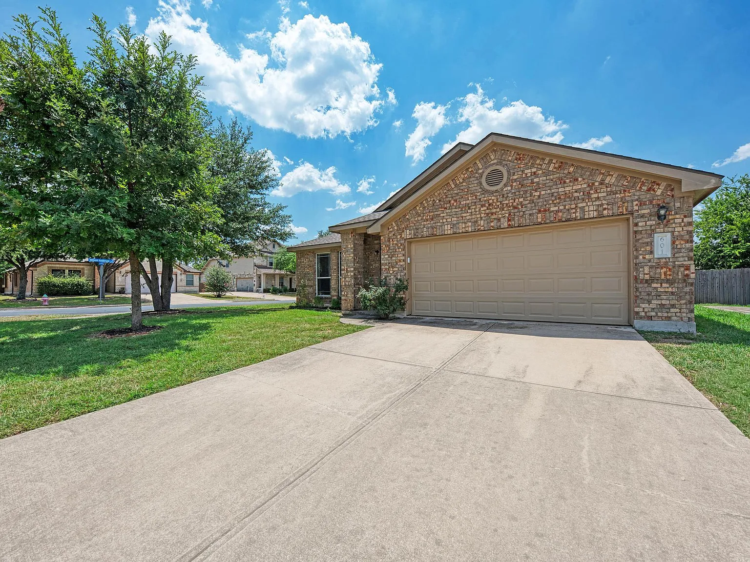 4 bed, 2.0 bath, 2073 sqft, $2,300 — Photo 2