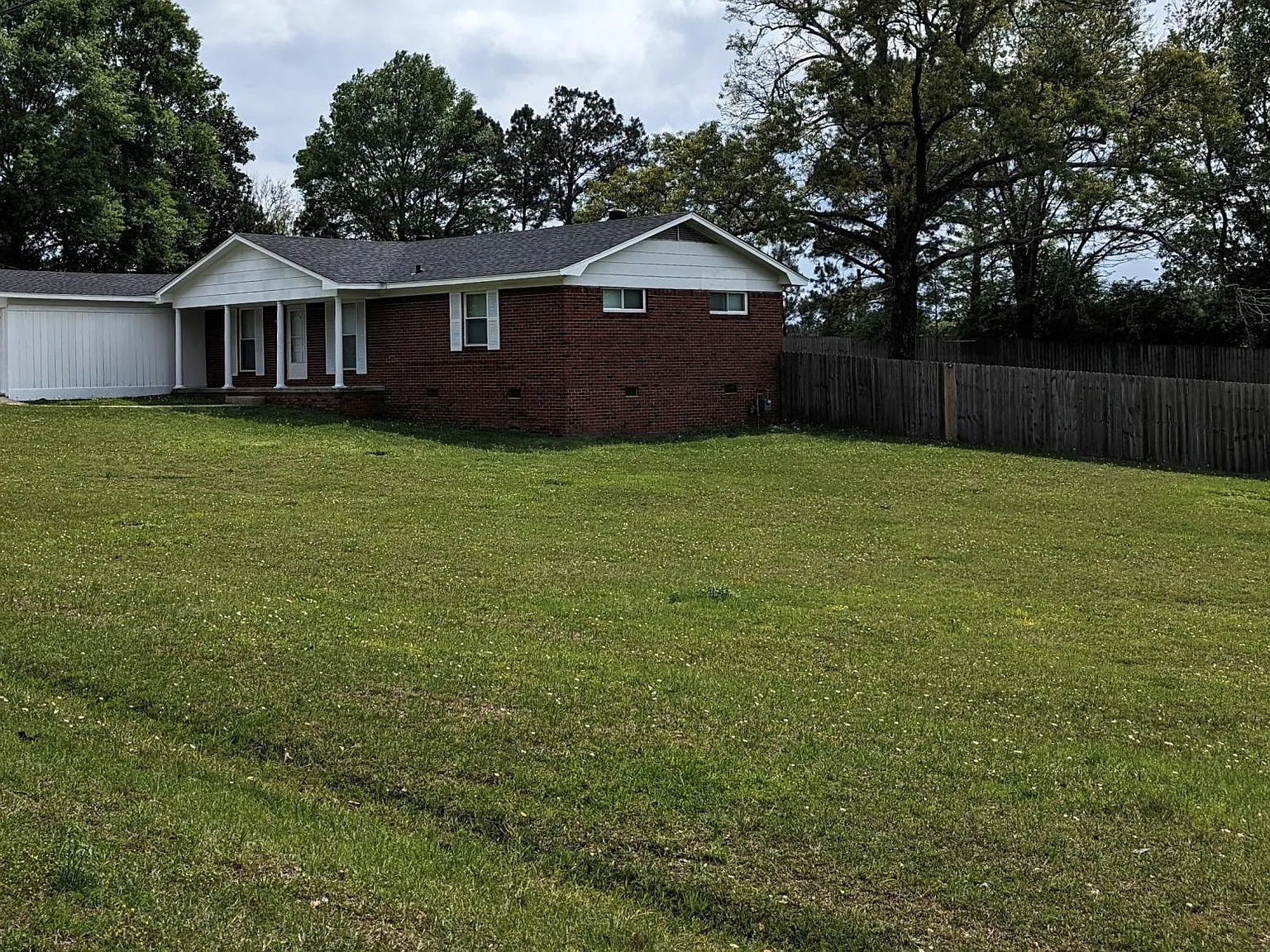 3 bed, 2400 sqft, $1,695 — Photo 2
