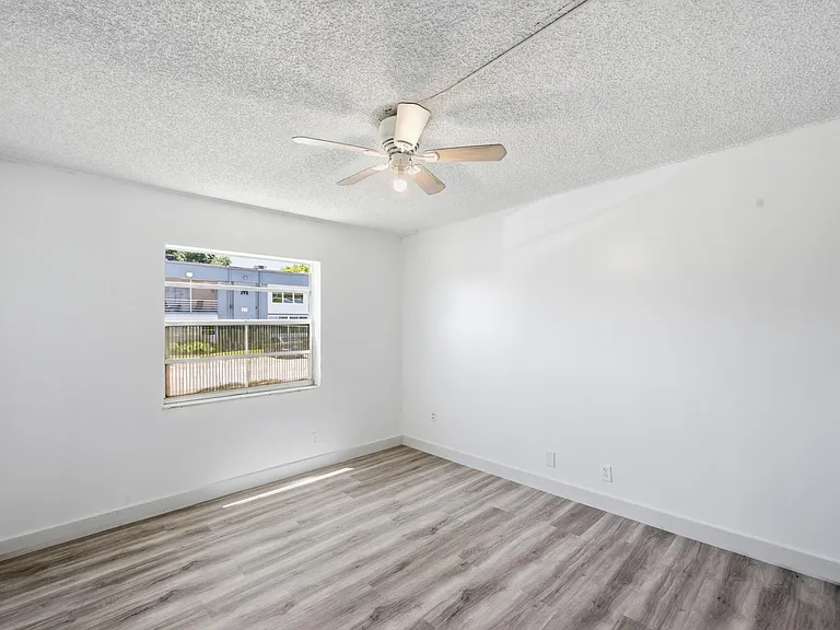 452 Normandy #J — Photo 7