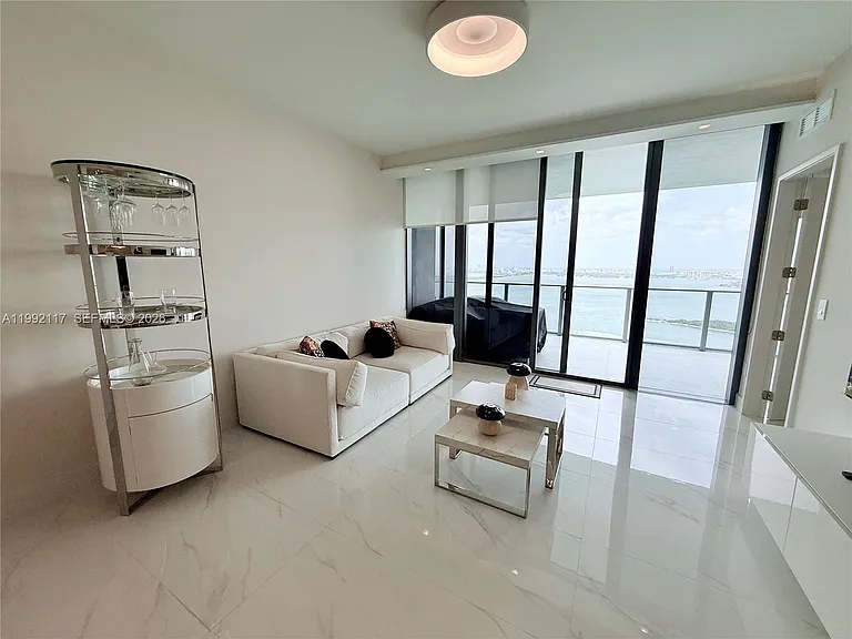 700 NE 24th St #3802 — Photo 9