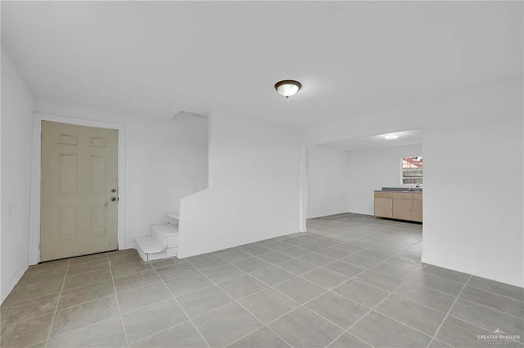 3 bed, 1.0 bath, 1356 sqft, $1,050 — Photo 4