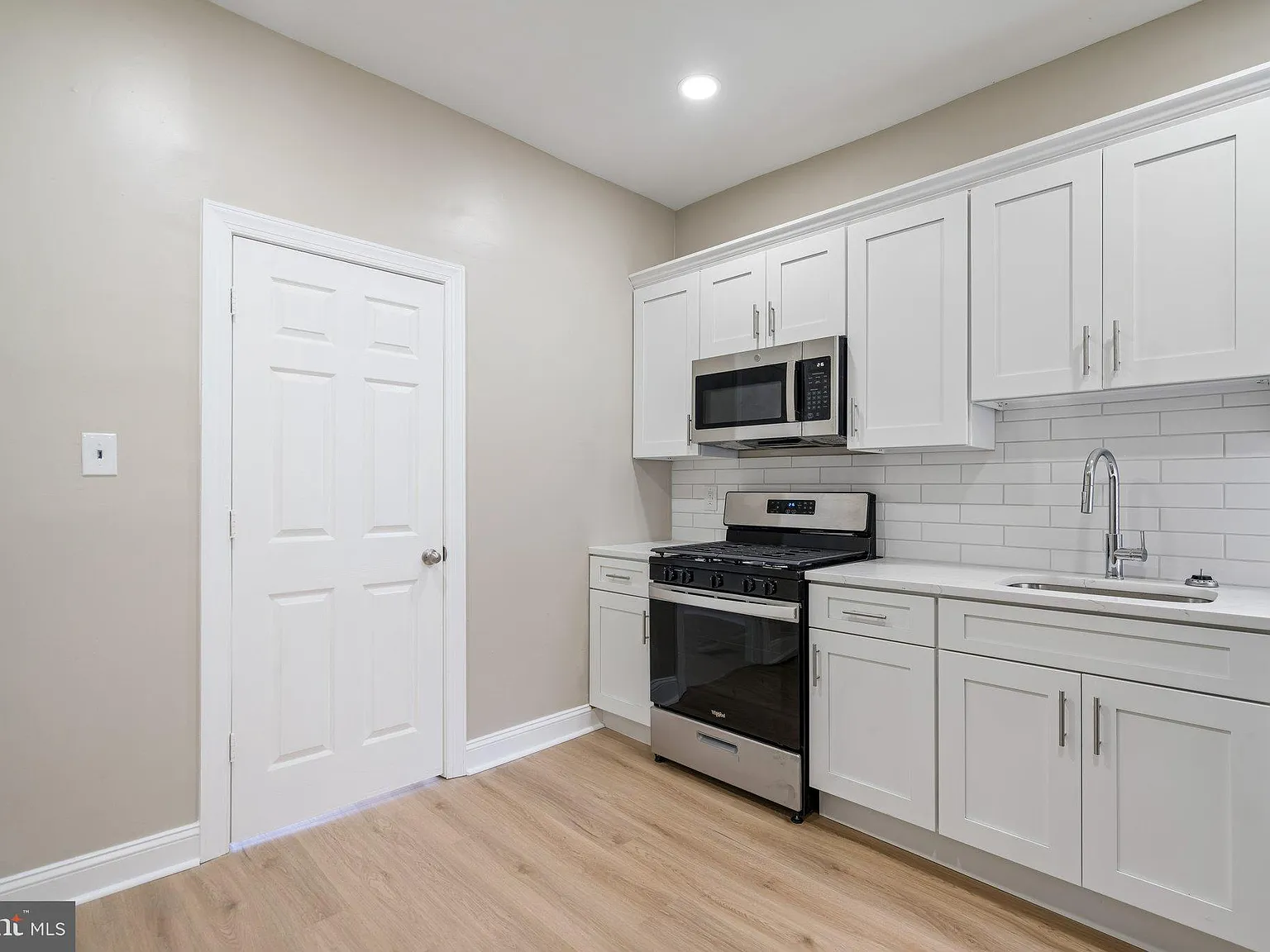 2 bed, 1.0 bath, 964 sqft, $1,650 — Photo 2
