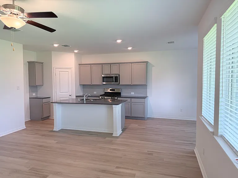 1833 Lake Grove Dr — Photo 8