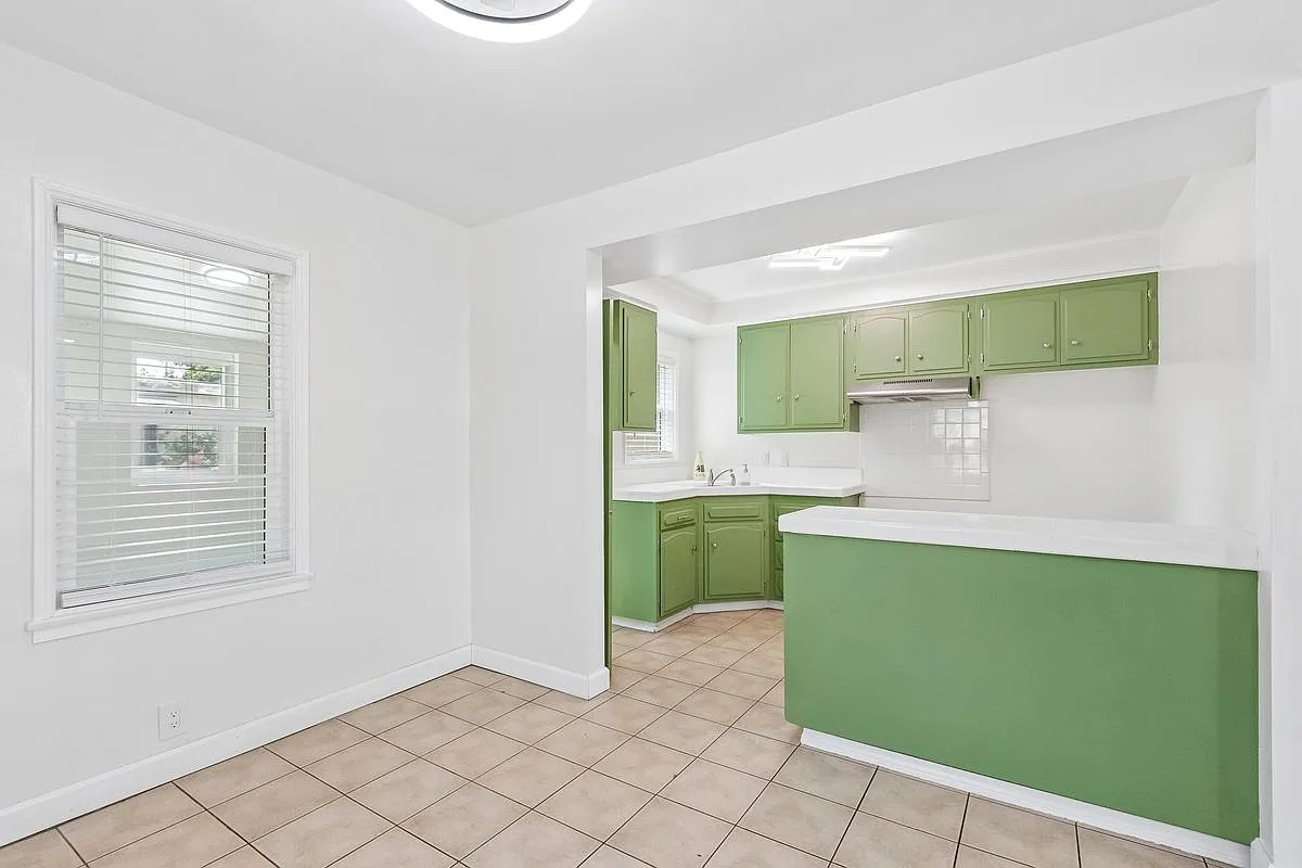 3 bed, 1.0 bath, 1300 sqft, $3,000 — Photo 2