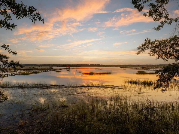 68 W River Dr, Beaufort, SC 29907