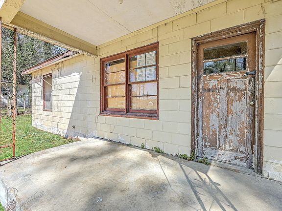 4th image of 700 Peake St