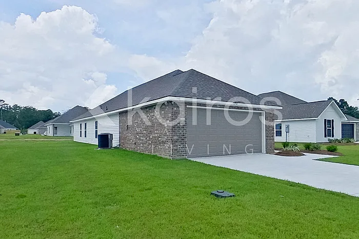 3 bed, 2.0 bath, 1618 sqft, $2,045 — Photo 2