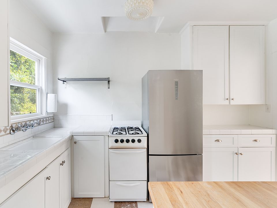 Kitchen, including dishwasher
