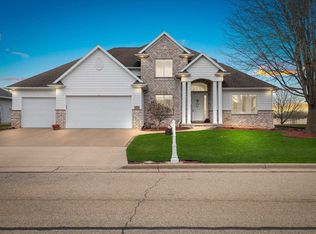 1221 Nature Trail Dr, Neenah, WI 54956