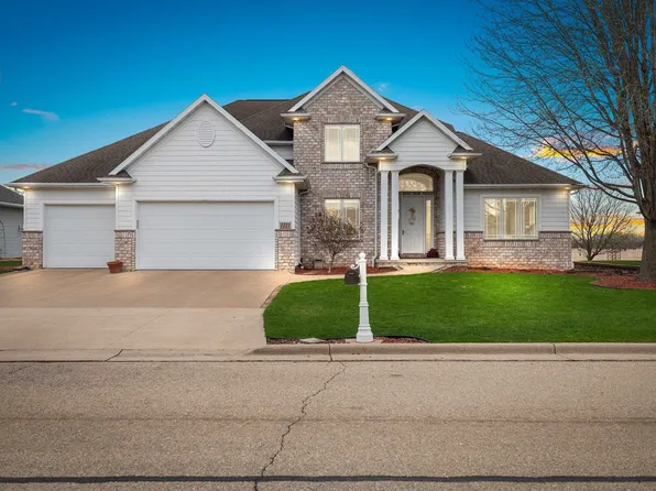 1221 Nature Trail Dr, Neenah, WI 54956