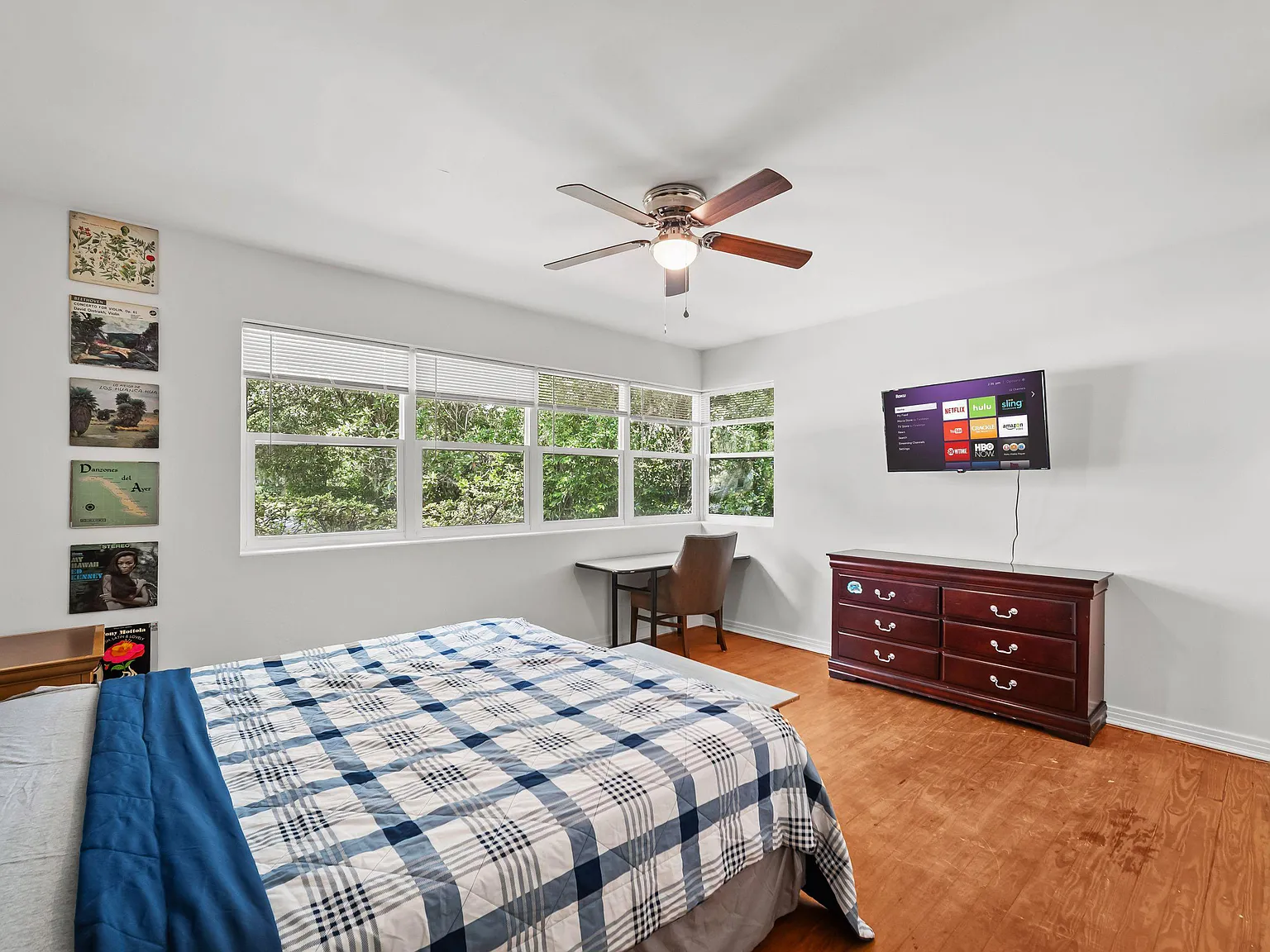 4 bed, 4.0 bath, 2700 sqft, $706 — Photo 1