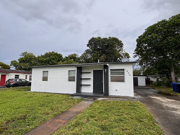 1600 NW 13th Ct — Photo 1