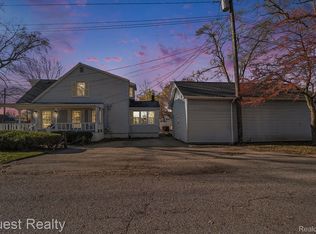 7000 Williams Lake Rd, Waterford, MI 48329