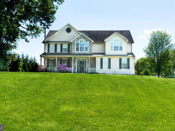 2473 Fox Chase Dr, Hanover, PA 17331