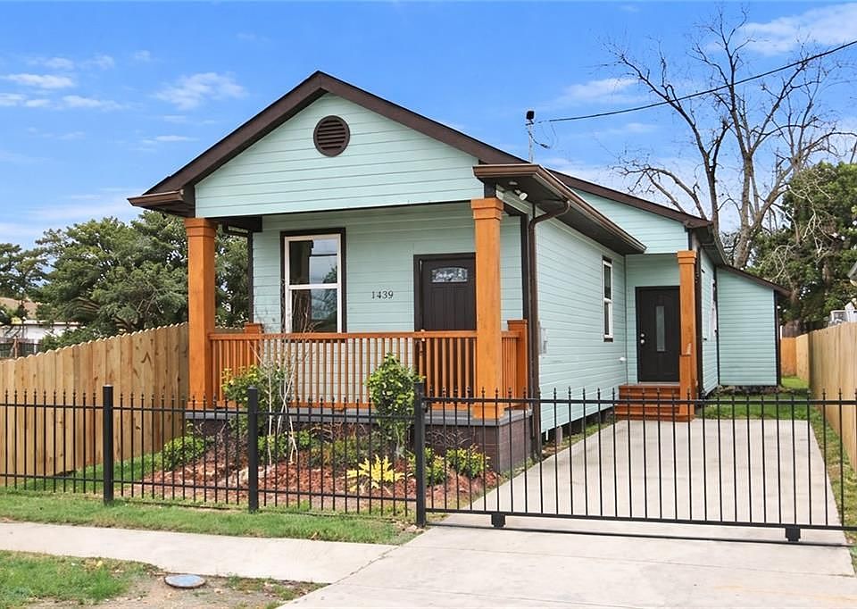 1st image of 2620 Mistletoe St