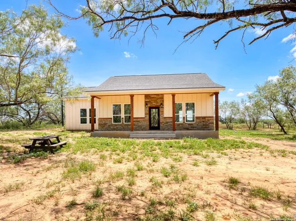 255 COUNTY ROAD 146, Floresville, TX 78114
