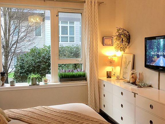 2 large high-quality dressers opposite the bed. A TV mounted on the wall will also stay.