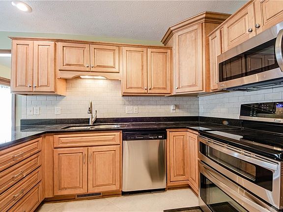 4th image of 1250 Yankee Woods Dr