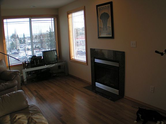 Living room w/gas fireplace