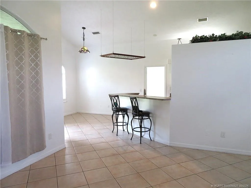 3 bed, 2.0 bath, 1253 sqft, $2,200 — Photo 4