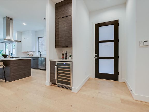 3rd image of 1634 Castle Ct