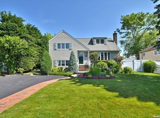 7 Fairview Rd W, Massapequa, NY 11758