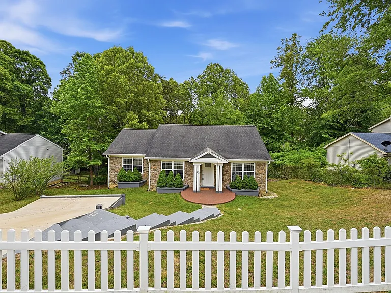 28 Cherry Laurel Dr — Photo 1