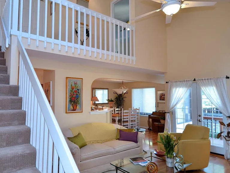 FULLY FURNISHED, light and bright!