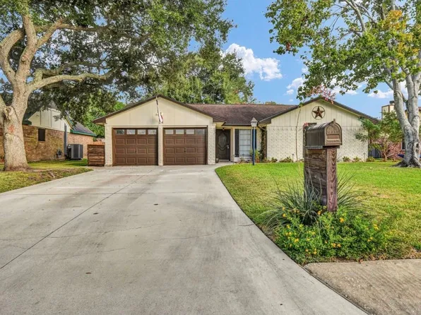 53 Blue Bell Ct, Lake Jackson, TX 77566