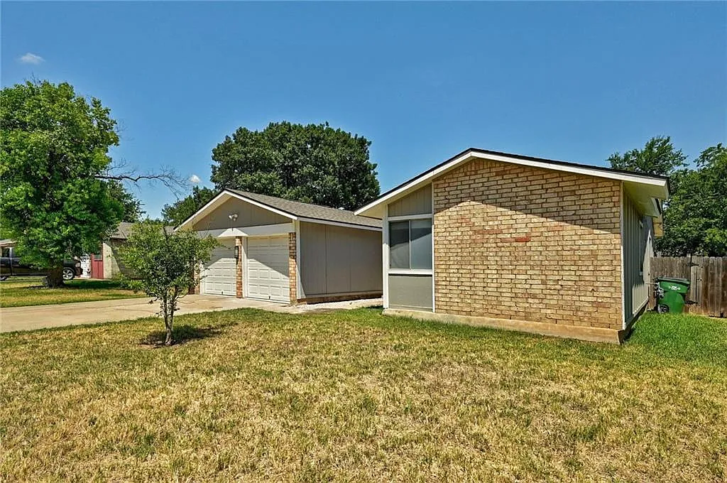 3 bed, 2.0 bath, 1354 sqft, $1,875 — Photo 2