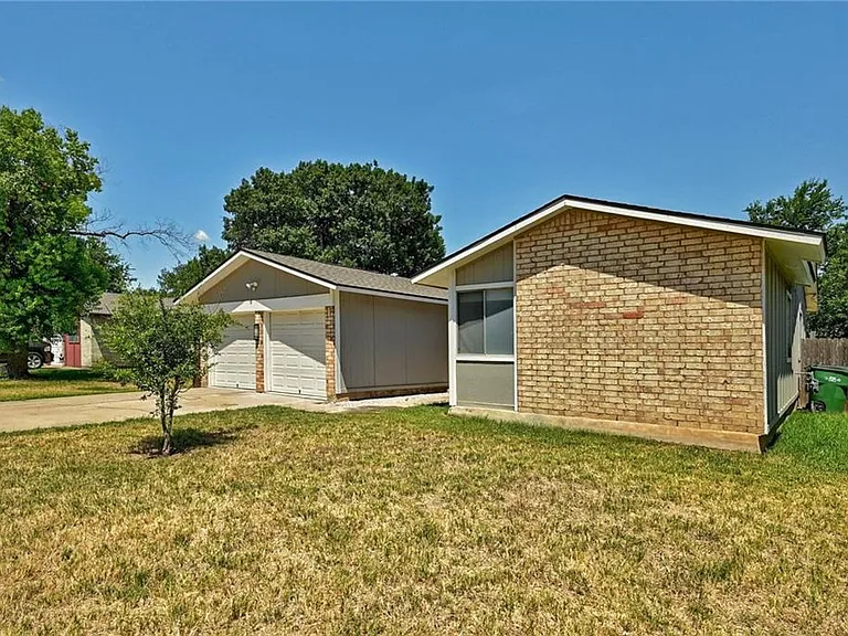 906 Cactus Dr — Photo 2