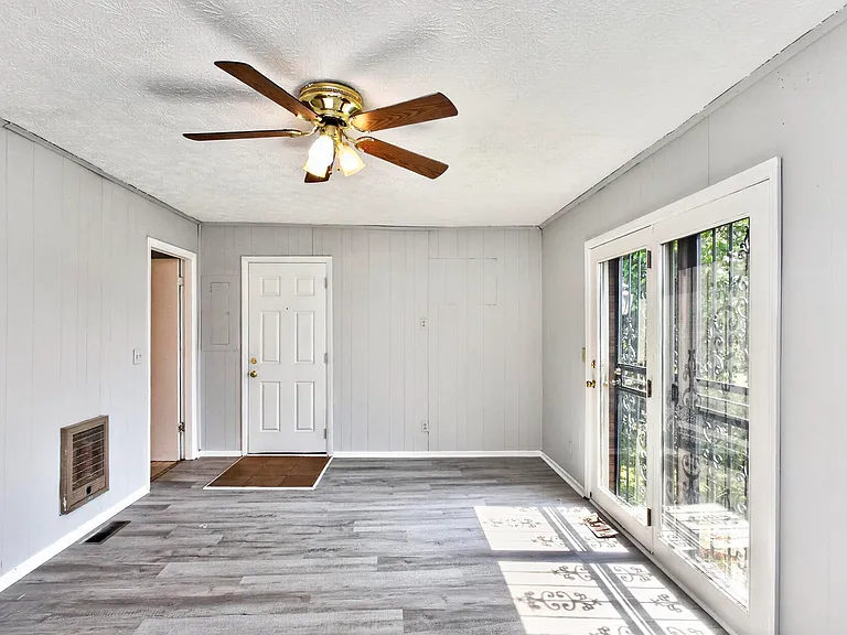 2423 Underwood St — Photo 31