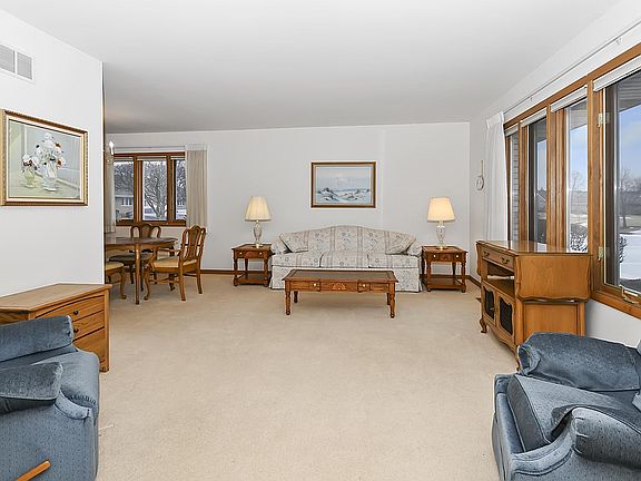 4th image of 18147 Oregon Ln