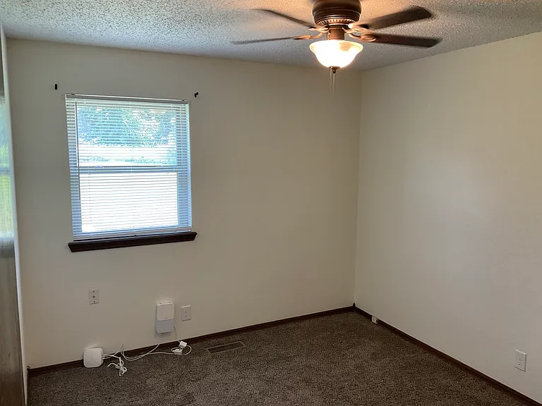 1106 Hillside Dr — Photo 7