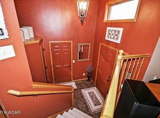 683 W River Dr, New London, MN 56273