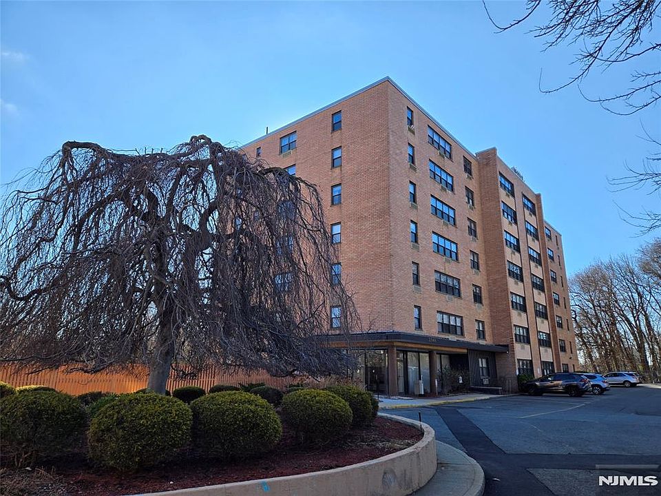 1st image of 2348 Linwood Ave APT 3L
