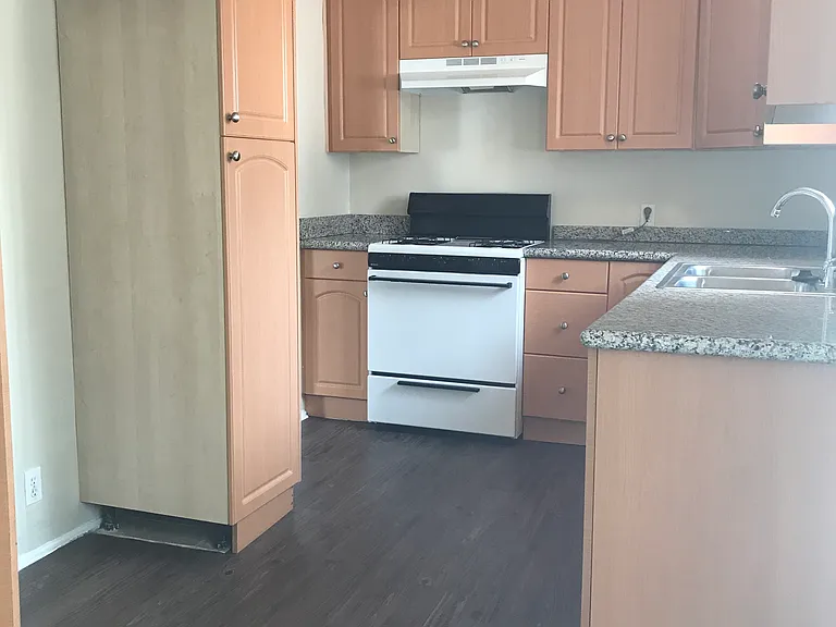 Chateau Laurel Apartments — Photo 6