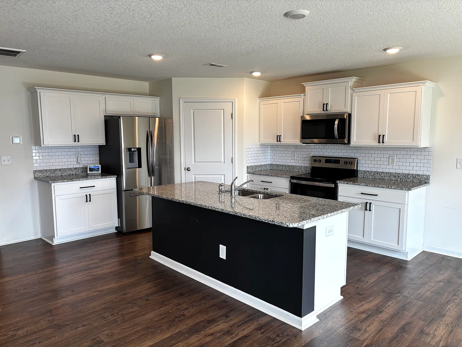 5 bed, 2511 sqft, $2,995 — Photo 3