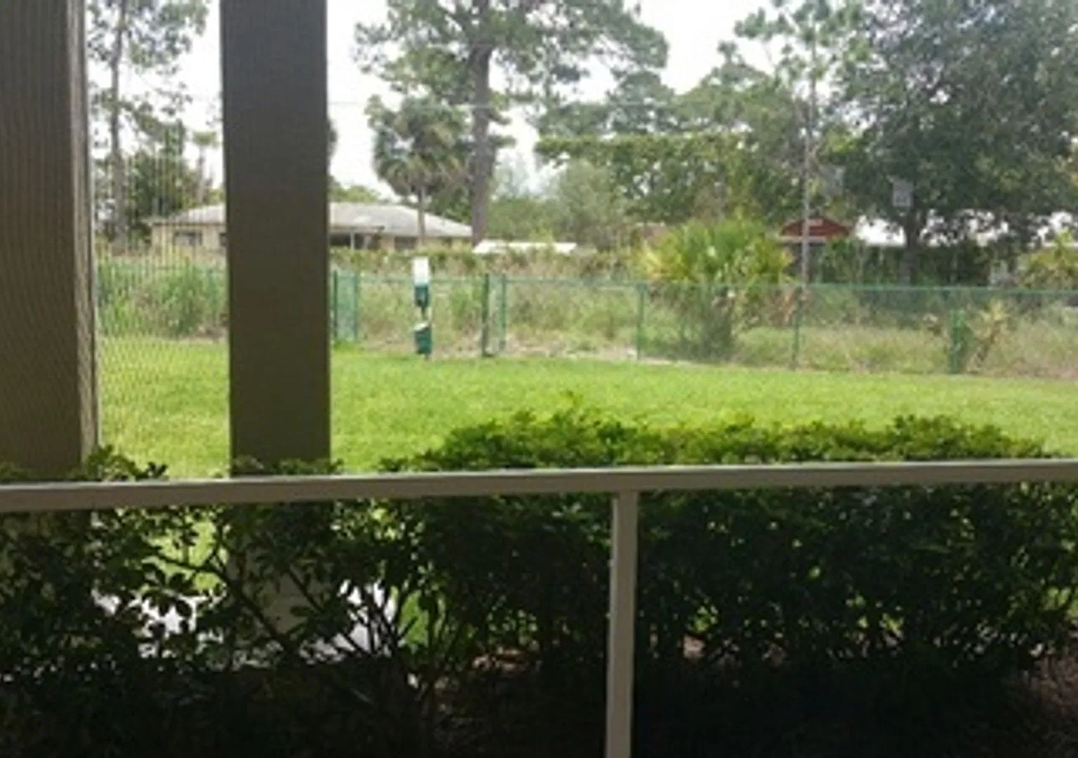 Unfurnished 1 X 1 first floor in desirable area of Bonita Springs — Photo 2