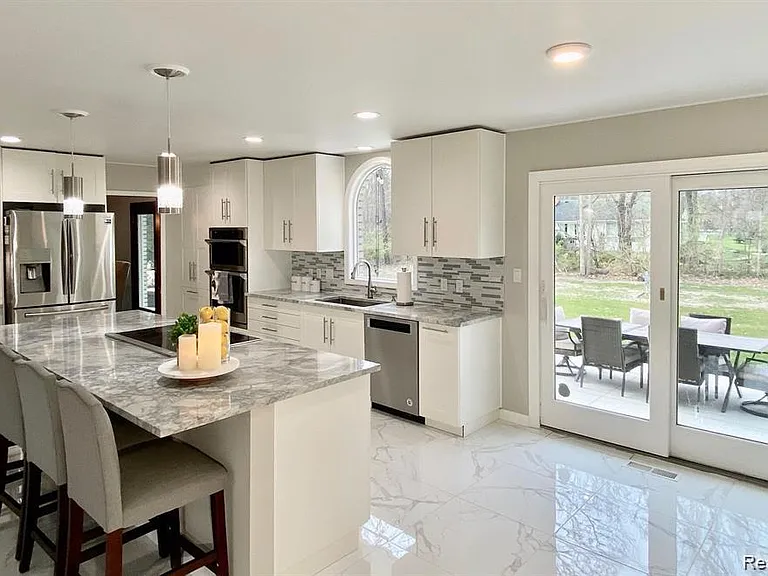 4077 Lincoln Dr — Photo 12