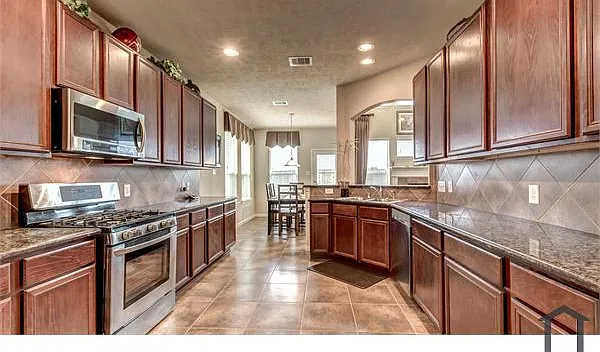 6 bed, 3094 sqft, $3,600 — Photo 2