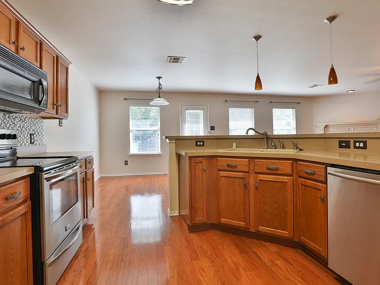 809 Robbin Cir — Photo 3