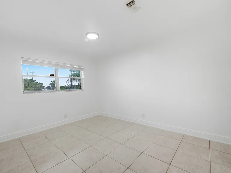 1140 NE 9th Ave #18 — Photo 11