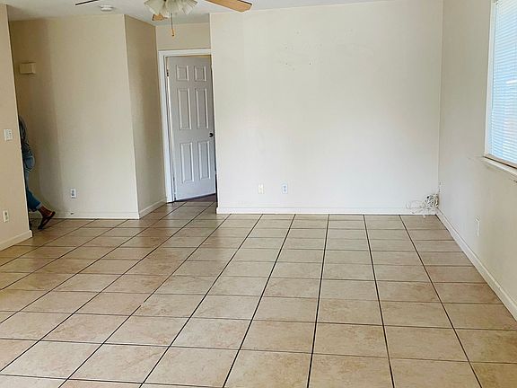 3rd image of 605 Oakridge Dr