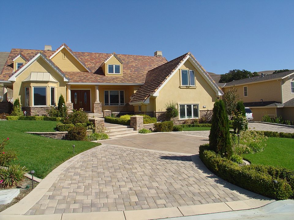 Facade and Driveway
