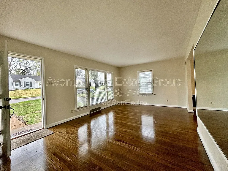 7105 Circleview Dr — Photo 2