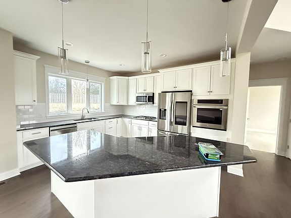 4th image of 584 Westlake Dr