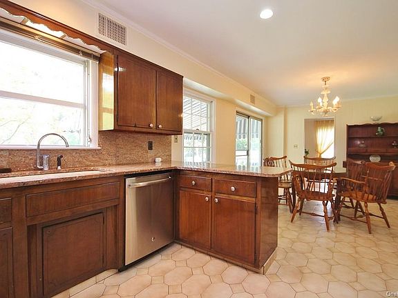 5th image of 11 Willow Dr