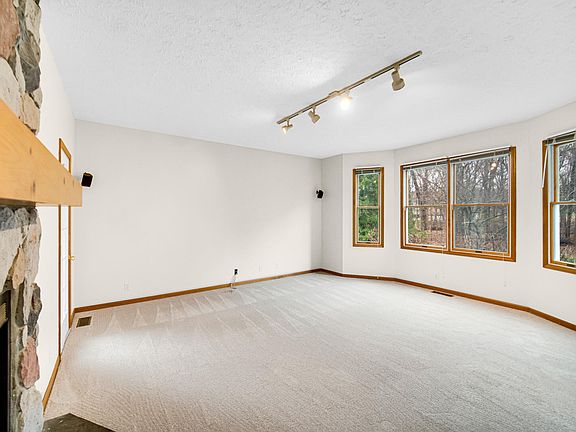 3rd image of 692 Harvest Rd