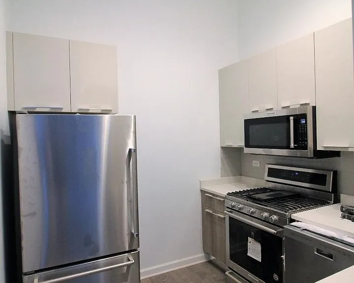 932 W Dakin St #202 — Photo 1